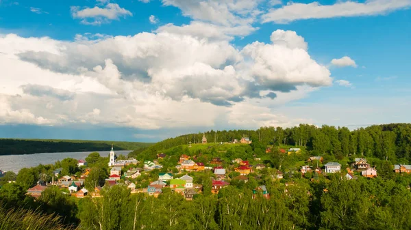 Nehir kenarındaki köy