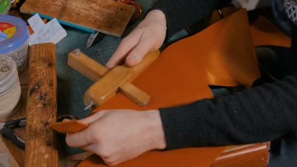 Skinner travail avec ceinture en cuir — Video