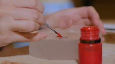 Profesyonel kadın dekoratör boya iş için hazırlanıyor