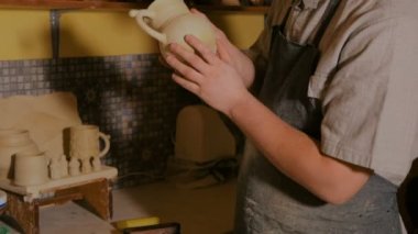 Atölyede çalışan profesyonel erkek çömlekçi.