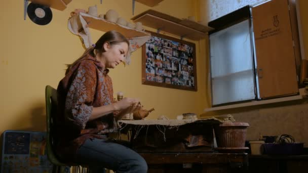 Szakmai nő potter agyag előkészítése a munka — Stock videók