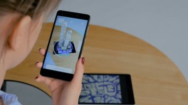 Mimari artırılmış gerçeklik uygulaması ile akıllı telefon kullanan kadın