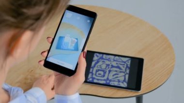 AR uygulaması ile Smartphone kullanarak kadın ve modern binaların modelleri kaydırarak