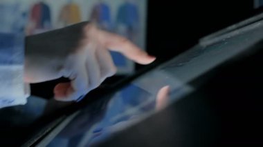 Modern tarih müzesinde etkileşimli dokunmatik ekran görüntüsü kullanan kadın