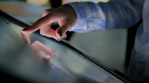 Vrouw met interactieve touchscreen display in het museum voor moderne geschiedenis — Stockvideo