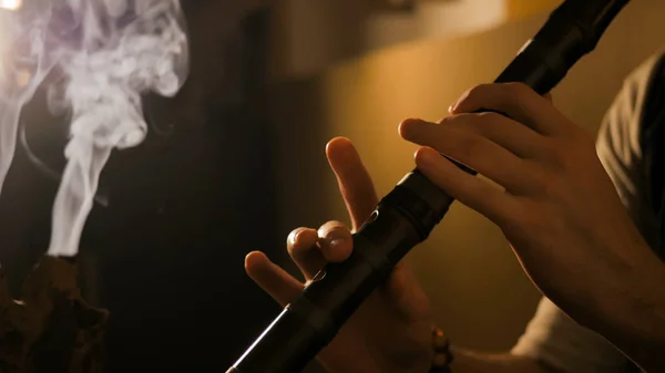 Japon bambu flütü çalan adam - shakuhachi