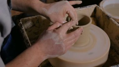 Atölyede çalışan profesyonel erkek çömlekçi.