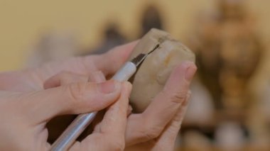 Kadın potter seramik atölyesinde Seramik Hediyelik eşya penny düdük yapma