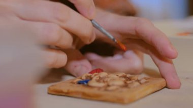 Profesyonel kadın potter boyama Seramik Hediyelik eşya mıknatıs seramik atölyesinde