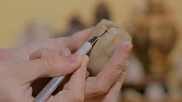Mujer alfarero haciendo recuerdo de cerámica silbato de centavo en taller de cerámica — Vídeos de Stock