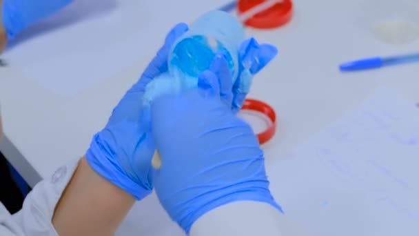 青少年使粘液玩具 — 图库视频影像