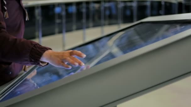 Femme utilisant un écran tactile interactif au musée d'histoire moderne — Video