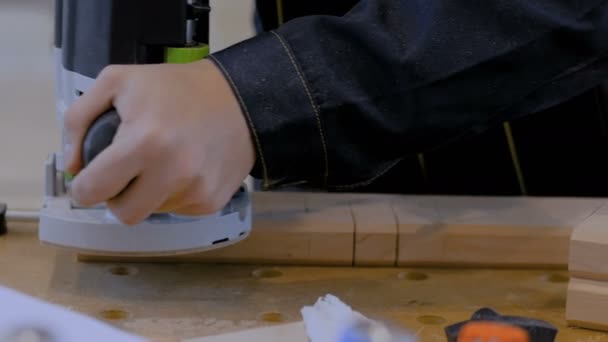Carpinteiro usando lixadeira elétrica para polir madeira — Vídeo de Stock