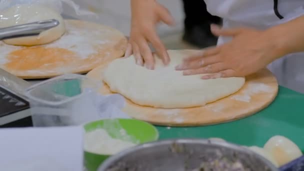 A tészta előkészítésének folyamata a tálban — Stock videók
