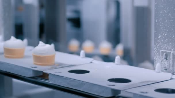 Línea de producción automática de helados - cinta transportadora con conos de helado — Vídeo de stock