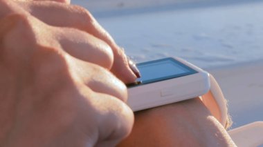 giyilebilir akıllı izle kullanan kadın