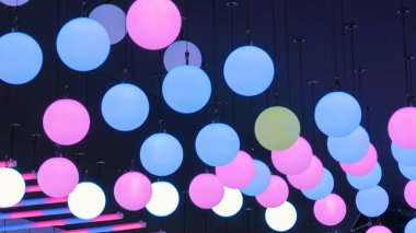 Tavan hareket eden kurşun topları