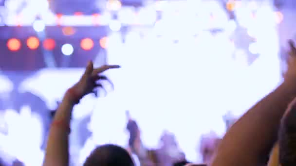 Sylwetka nastolatków, zabawa w nocy koncert plenerowy przed sceną — Wideo stockowe