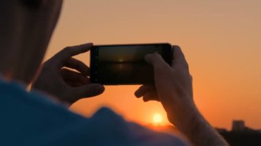 Adam alarak fotoğraf günbatımı city quay smartphone ile