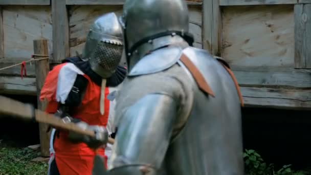 Два середньовічні лицарі борються — стокове відео