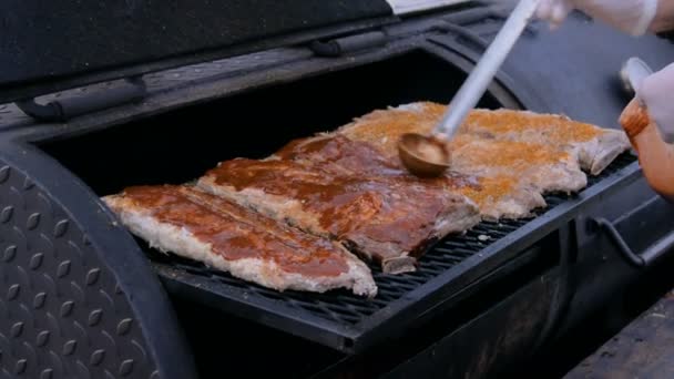 Chef-kok koken barbecue varkensribbetjes — Stockvideo