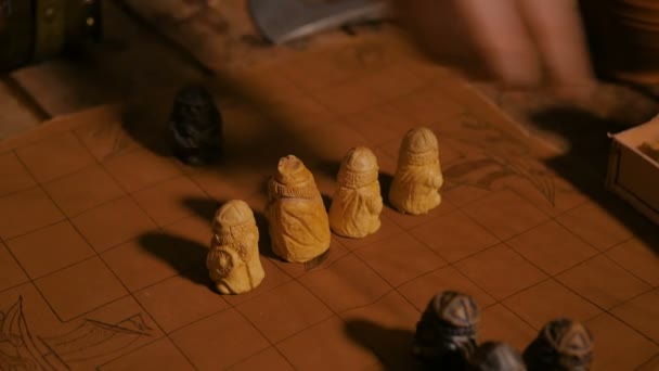 Männer Hände Platzieren von Figuren für das beliebte Strategiespiel des Mittelalters - tafl — Stockvideo