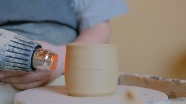 Potter secado olla de cerámica con secador especial — Vídeo de stock