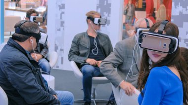 Teknoloji fuarında sanal gerçeklik kulaklığı kullanan bir grup insan