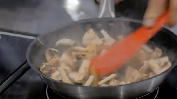 Cogumelos Champignon fritando e sizzling na panela — Vídeo de Stock