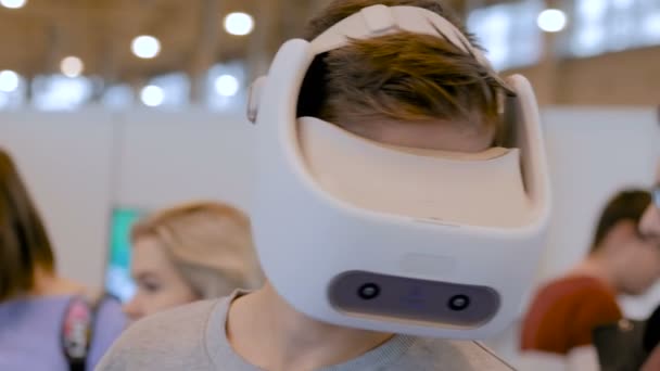 Man använder Virtual Reality headset och tittar runt på VR-utställningen — Stockvideo