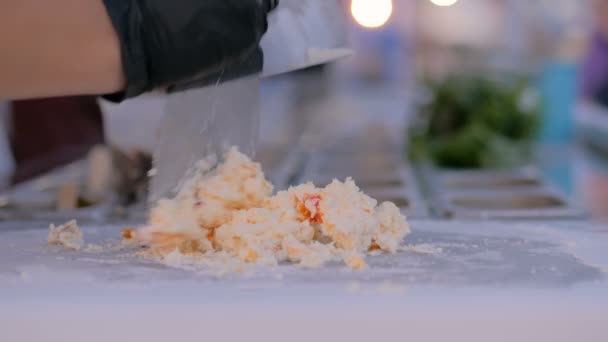 Készül a kézzel készített természetes keverjük sült fagylaltot — Stock videók