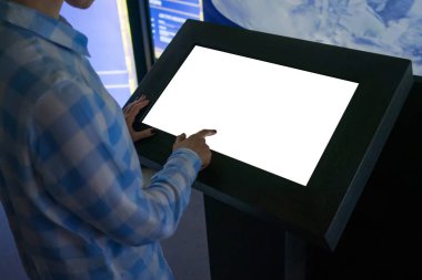 Bilgisayar terminalinin beyaz boş görüntüsüne dokunan kadın - maket resmi