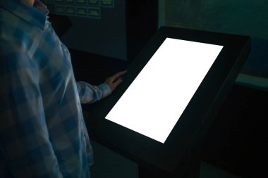 Model resmi - beyaz dokunmatik ekran kioska bakan kadın