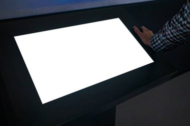 Sergide interaktif beyaz boş dokunmatik ekran kiosk kullanan adam