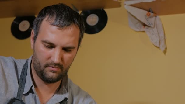 Професійний чоловічий гончар, що працює в студії — стокове відео