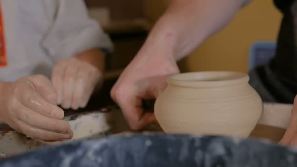 Potter showing how to work with ceramic in pottery studio — Stock Video