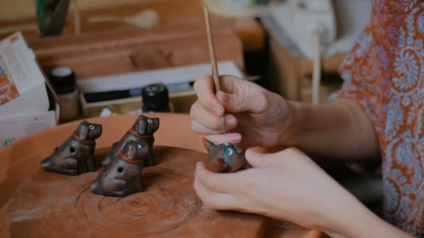 Profissional oleiro pintura cerâmica lembrança penny assobio na oficina de cerâmica — Vídeo de Stock
