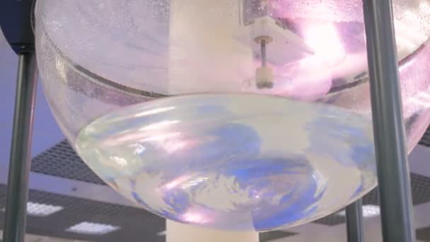 Spinning Water Whirlpool demonstriert Wasserkraft — Stockvideo