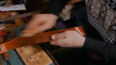 Üç atış. Deri kemerile çalışan Skinner