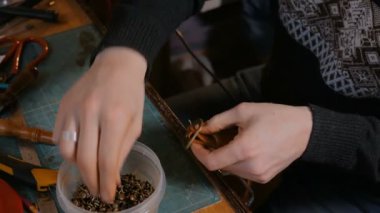 Skinner deri kemerle çalışıyor.