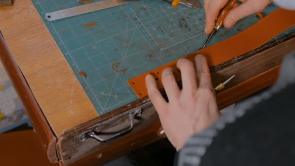 Skinner travail avec ceinture en cuir — Video