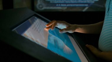 Etkileşimli dokunmatik ekran kullanan kadın