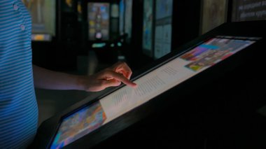 Etkileşimli dokunmatik ekran kullanan kadın