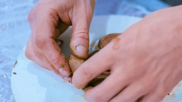 Professionele mannelijke pottenbakker maken mok in aardewerk workshop — Stockfoto