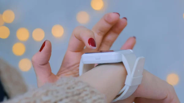 Mujer usando reloj inteligente en casa — Foto de Stock