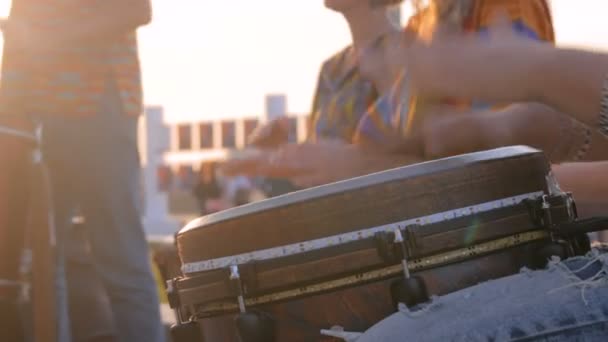 Группа людей, играющих на этнических барабанах — стоковое видео