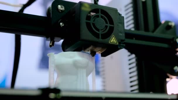 Automatischer dreidimensionaler 3D-Drucker, der Plastikmodelle druckt — Stockvideo