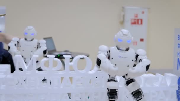 Humanoid robot Dans på robotic show — Stockvideo