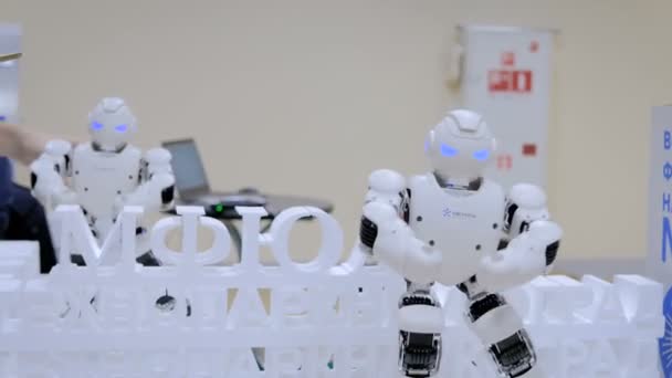 Robot humanoide bailando en espectáculo robótico — Vídeo de stock