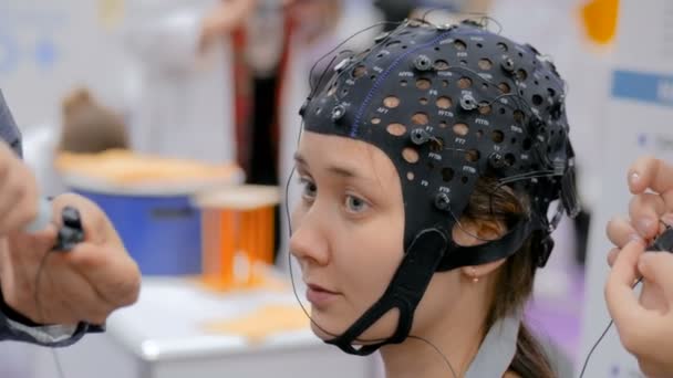 Tonåring flicka med medicinsk EEG headset — Stockvideo